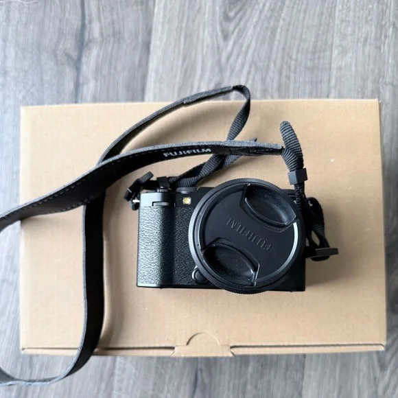 Fujifilm X-M5 Camera like new condition with camera case - Picture 3 of 9